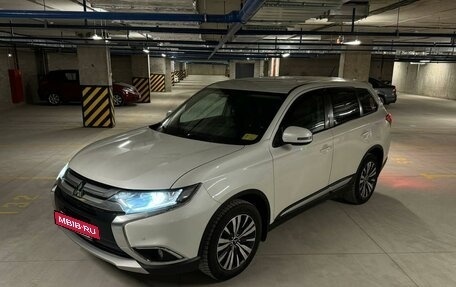 Mitsubishi Outlander III рестайлинг 3, 2016 год, 2 200 000 рублей, 9 фотография