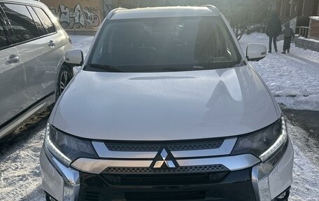 Mitsubishi Outlander III рестайлинг 3, 2021 год, 3 300 000 рублей, 1 фотография