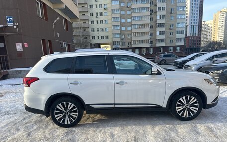 Mitsubishi Outlander III рестайлинг 3, 2021 год, 3 300 000 рублей, 4 фотография