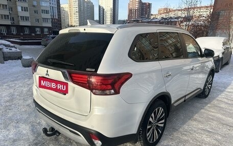 Mitsubishi Outlander III рестайлинг 3, 2021 год, 3 300 000 рублей, 5 фотография