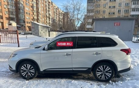 Mitsubishi Outlander III рестайлинг 3, 2021 год, 3 300 000 рублей, 2 фотография