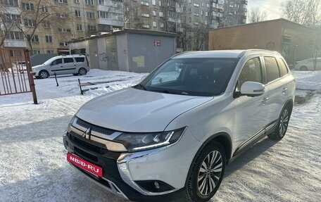 Mitsubishi Outlander III рестайлинг 3, 2021 год, 3 300 000 рублей, 7 фотография