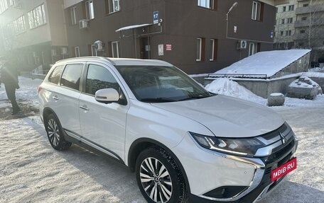 Mitsubishi Outlander III рестайлинг 3, 2021 год, 3 300 000 рублей, 8 фотография