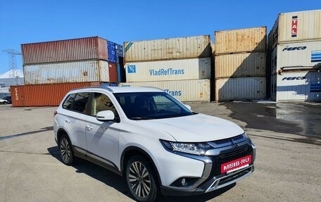 Mitsubishi Outlander III рестайлинг 3, 2020 год, 2 780 000 рублей, 14 фотография