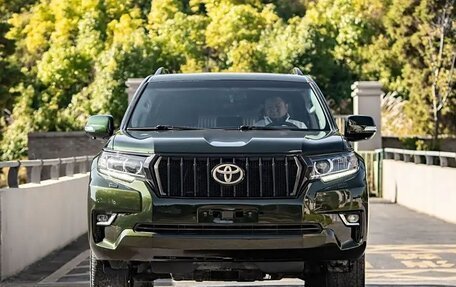 Toyota Land Cruiser Prado 150 рестайлинг 2, 2021 год, 5 200 000 рублей, 2 фотография