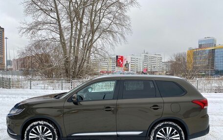 Mitsubishi Outlander III рестайлинг 3, 2018 год, 2 334 000 рублей, 8 фотография