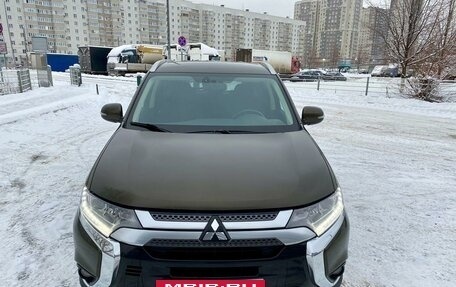 Mitsubishi Outlander III рестайлинг 3, 2018 год, 2 334 000 рублей, 2 фотография