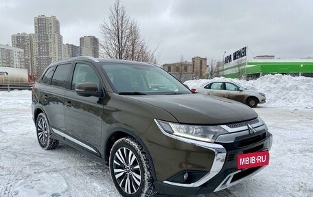 Mitsubishi Outlander III рестайлинг 3, 2018 год, 2 334 000 рублей, 3 фотография