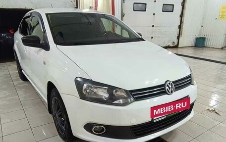 Volkswagen Polo VI (EU Market), 2013 год, 680 000 рублей, 36 фотография