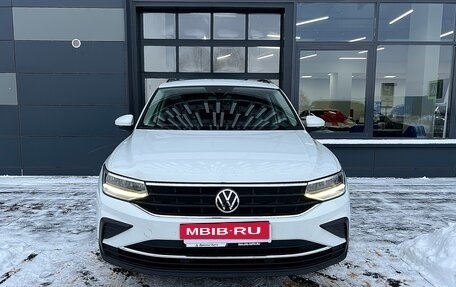 Volkswagen Tiguan II, 2021 год, 3 360 000 рублей, 2 фотография