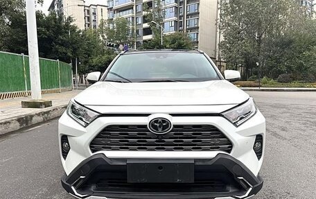 Toyota RAV4, 2020 год, 2 800 000 рублей, 2 фотография