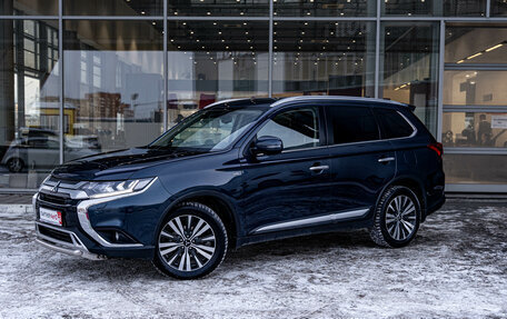 Mitsubishi Outlander III рестайлинг 3, 2019 год, 3 071 000 рублей, 3 фотография