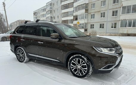 Mitsubishi Outlander III рестайлинг 3, 2018 год, 3 330 000 рублей, 4 фотография