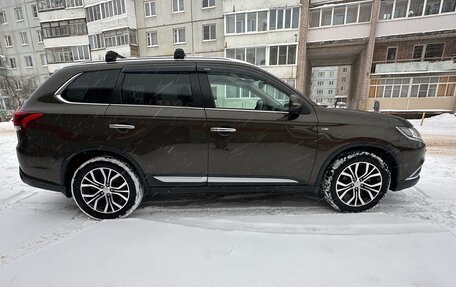 Mitsubishi Outlander III рестайлинг 3, 2018 год, 3 330 000 рублей, 10 фотография