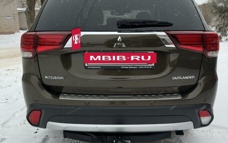 Mitsubishi Outlander III рестайлинг 3, 2018 год, 3 330 000 рублей, 8 фотография