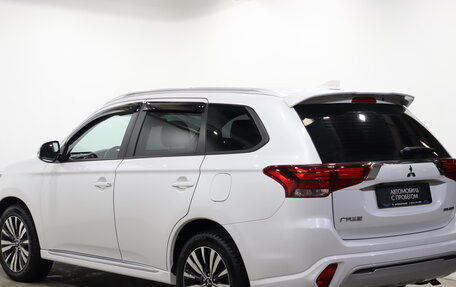 Mitsubishi Outlander III рестайлинг 3, 2022 год, 2 690 000 рублей, 8 фотография