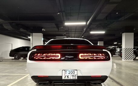 Dodge Challenger III рестайлинг 2, 2021 год, 5 500 000 рублей, 2 фотография