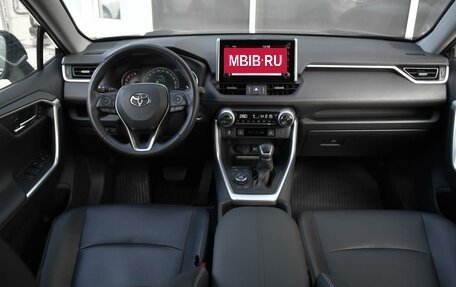 Toyota RAV4, 2019 год, 3 640 000 рублей, 6 фотография