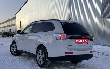 Mitsubishi Outlander III рестайлинг 3, 2012 год, 1 390 000 рублей, 4 фотография