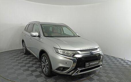 Mitsubishi Outlander III рестайлинг 3, 2021 год, 3 300 000 рублей, 3 фотография