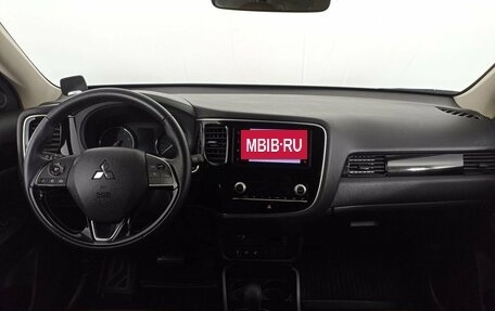 Mitsubishi Outlander III рестайлинг 3, 2021 год, 3 300 000 рублей, 14 фотография