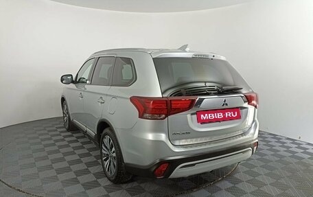 Mitsubishi Outlander III рестайлинг 3, 2021 год, 3 300 000 рублей, 7 фотография