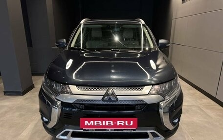 Mitsubishi Outlander III рестайлинг 3, 2019 год, 2 600 000 рублей, 3 фотография