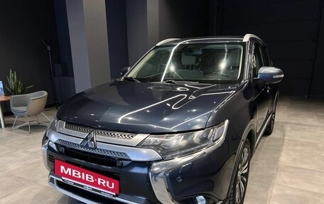 Mitsubishi Outlander III рестайлинг 3, 2019 год, 2 600 000 рублей, 2 фотография