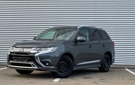 Mitsubishi Outlander III рестайлинг 3, 2018 год, 2 200 000 рублей, 2 фотография