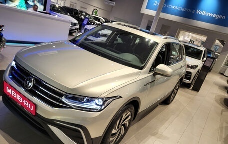 Volkswagen Tiguan II, 2023 год, 4 498 000 рублей, 3 фотография