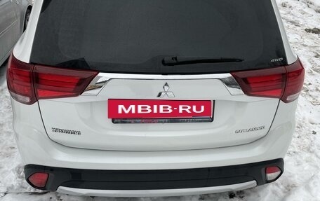 Mitsubishi Outlander III рестайлинг 3, 2016 год, 2 700 000 рублей, 5 фотография