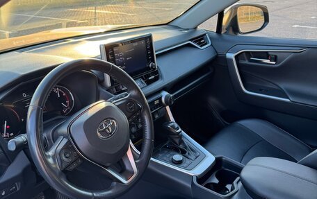 Toyota RAV4, 2019 год, 3 650 000 рублей, 8 фотография