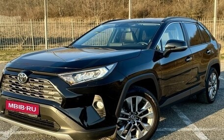 Toyota RAV4, 2019 год, 3 650 000 рублей, 1 фотография