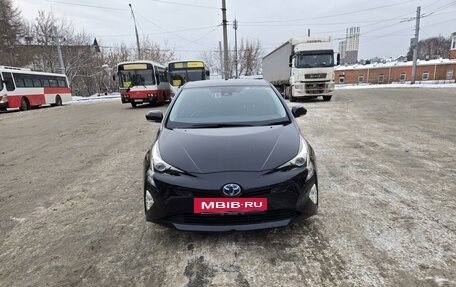 Toyota Prius IV XW50, 2017 год, 1 950 000 рублей, 2 фотография