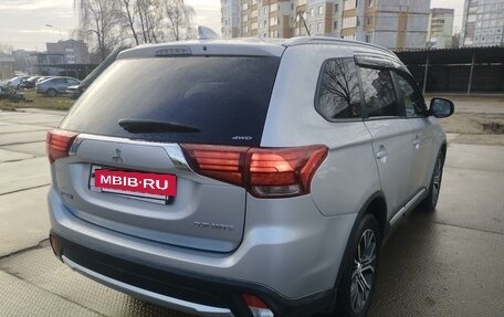 Mitsubishi Outlander III рестайлинг 3, 2017 год, 2 300 000 рублей, 5 фотография