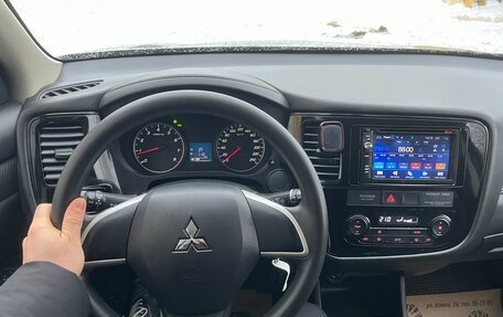 Mitsubishi Outlander III рестайлинг 3, 2015 год, 1 659 000 рублей, 10 фотография