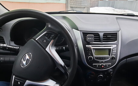 Hyundai Solaris II рестайлинг, 2013 год, 800 000 рублей, 9 фотография