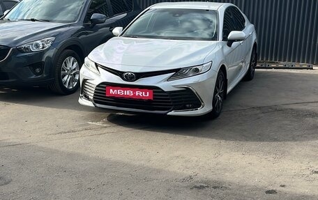 Toyota Camry, 2021 год, 3 950 000 рублей, 2 фотография