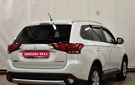 Mitsubishi Outlander III рестайлинг 3, 2015 год, 1 790 000 рублей, 3 фотография