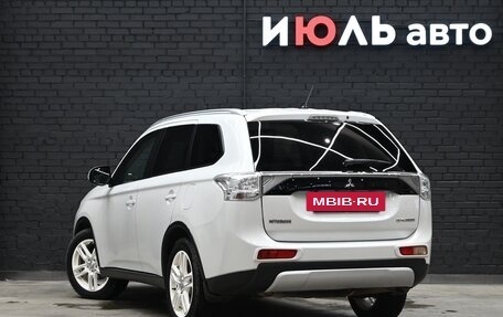 Mitsubishi Outlander III рестайлинг 3, 2014 год, 1 750 000 рублей, 7 фотография