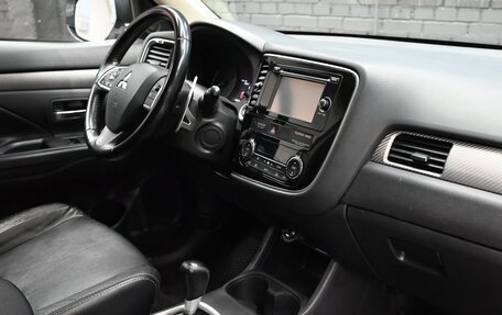 Mitsubishi Outlander III рестайлинг 3, 2014 год, 1 750 000 рублей, 13 фотография