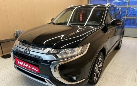 Mitsubishi Outlander III рестайлинг 3, 2019 год, 2 350 000 рублей, 3 фотография