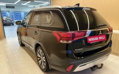 Mitsubishi Outlander III рестайлинг 3, 2019 год, 2 350 000 рублей, 6 фотография