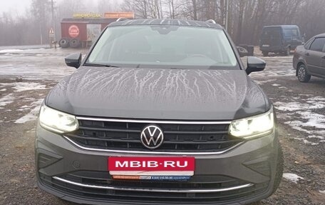 Volkswagen Tiguan II, 2021 год, 3 050 000 рублей, 5 фотография