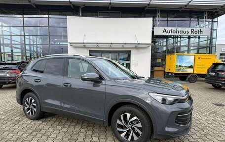 Volkswagen Tiguan II, 2023 год, 7 938 131 рублей, 2 фотография