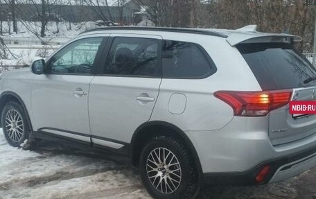 Mitsubishi Outlander III рестайлинг 3, 2022 год, 2 999 000 рублей, 5 фотография