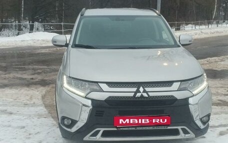 Mitsubishi Outlander III рестайлинг 3, 2022 год, 2 999 000 рублей, 7 фотография