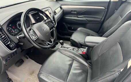 Mitsubishi Outlander III рестайлинг 3, 2015 год, 1 690 000 рублей, 10 фотография