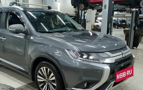 Mitsubishi Outlander III рестайлинг 3, 2019 год, 2 280 000 рублей, 2 фотография