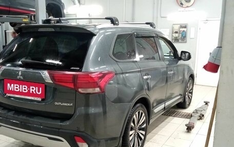 Mitsubishi Outlander III рестайлинг 3, 2019 год, 2 280 000 рублей, 3 фотография